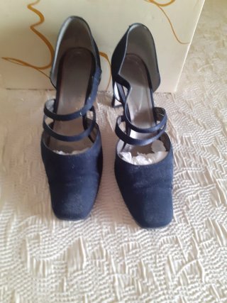 Zapatos de tacón y bolso azul marino , ideales!!