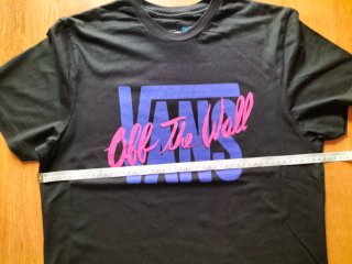 Camiseta Vans Custom. Negra. Logo clásico. Talla M