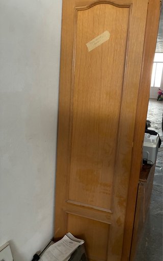 Mueble con puertas de armario empotrado