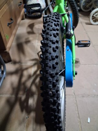 Bicicleta infantil verde y azul