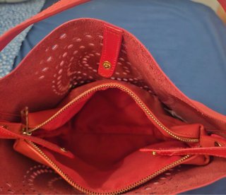 Bolso tipo saco rojo con diseño troquelado
