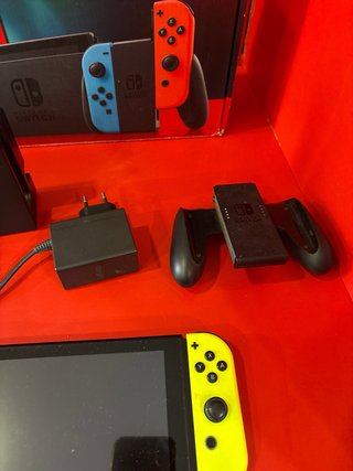 Nintendo Switch + Caja Azul/Amarillo