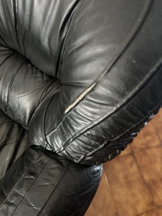 Dos sillones de piel negros