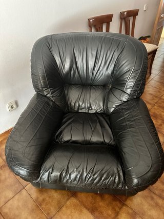 Dos sillones de piel negros