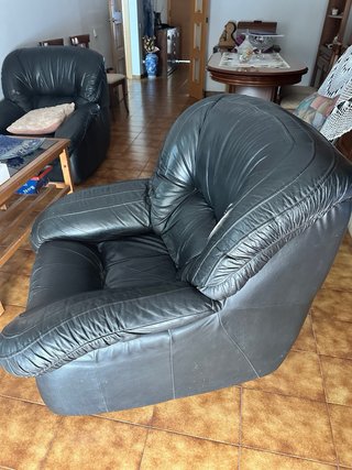 Dos sillones de piel negros