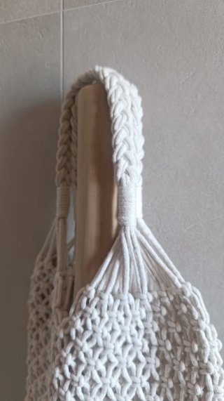 Bolso de crochet beige y blanco