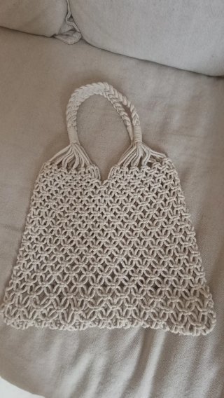 Bolso de crochet beige y blanco