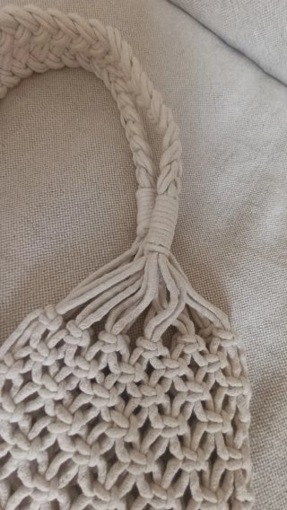 Bolso de crochet beige y blanco