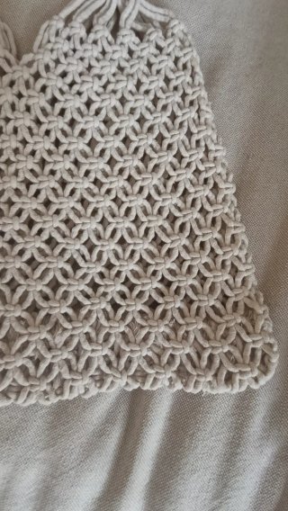 Bolso de crochet beige y blanco