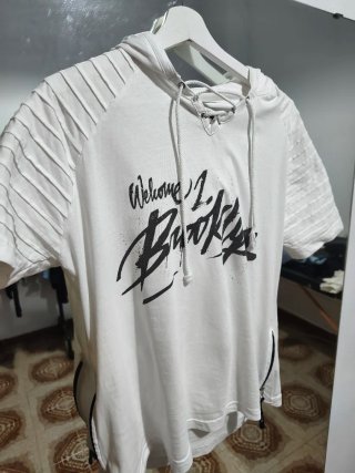 Camiseta con capucha y cordones