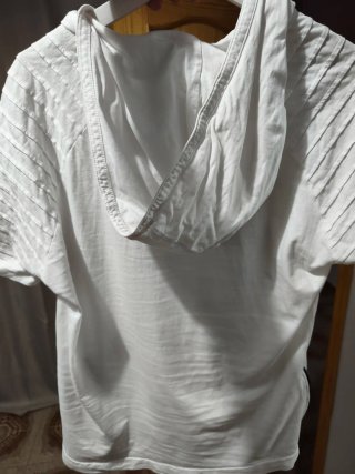 Camiseta con capucha y cordones