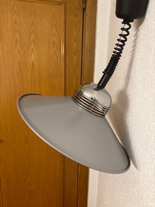 Lámpara de techo gris con resorte