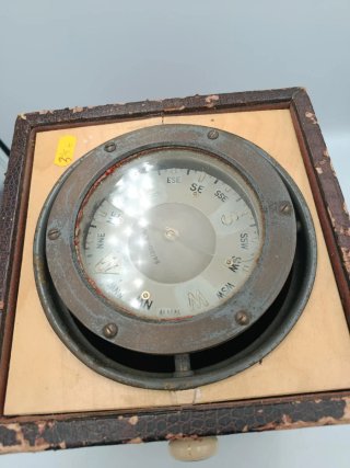 ANTIGUO COMPÁS NÁUTICO EN CAJA PROTECTORA