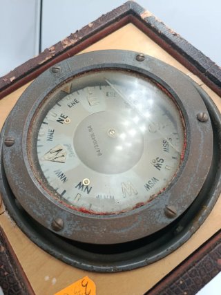 ANTIGUO COMPÁS NÁUTICO EN CAJA PROTECTORA