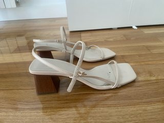 Sandalias Mango tacón bajo beige