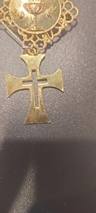 Broche religioso Eucaristía Cáliz Cruz