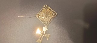 Broche religioso Eucaristía Cáliz Cruz