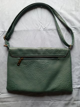 Bolso de fiesta verde con detalles dorados