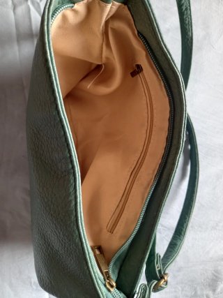 Bolso de fiesta verde con detalles dorados