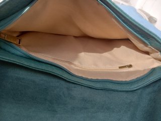 Bolso de fiesta verde con detalles dorados