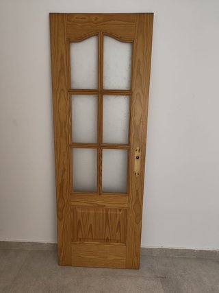 Puerta madera con paneles acristalados