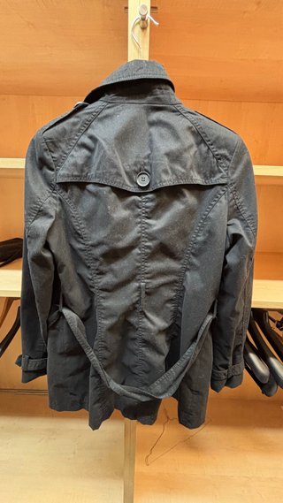 Chaqueta gabardina Stradivarius negra