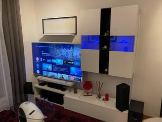 Mueble de pared para salón con vitrina y luces LED