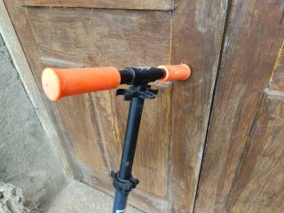 Patinete Oxelo naranja y gris