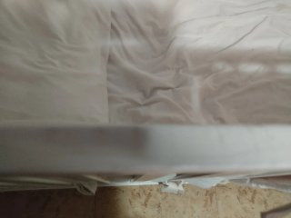Cuna blanca con estrellas y nubes