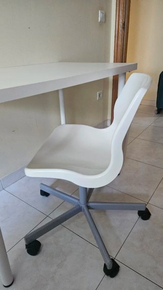 Silla de escritorio blanca y gris