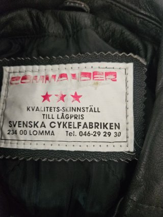 Chaqueta de cuero negra con flecos y adornos dorad