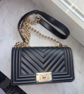 Borsa nera con dettagli oro