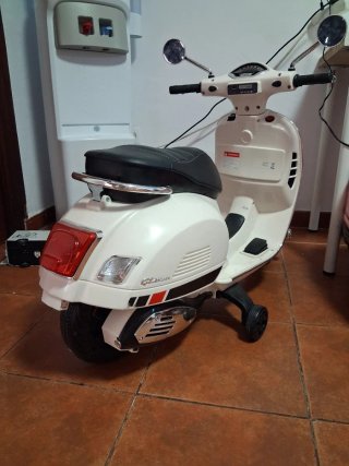 Vespa Eléctrica Infantil Blanca