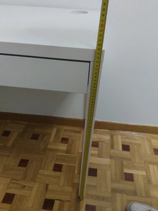Escritorio blanco con cajón