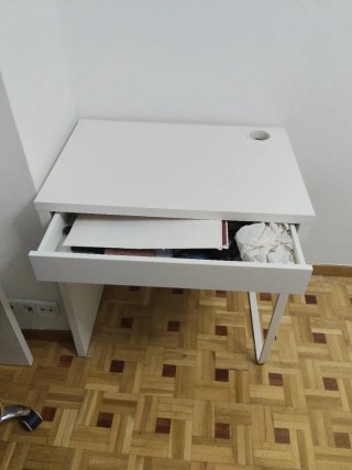 Escritorio blanco con cajón