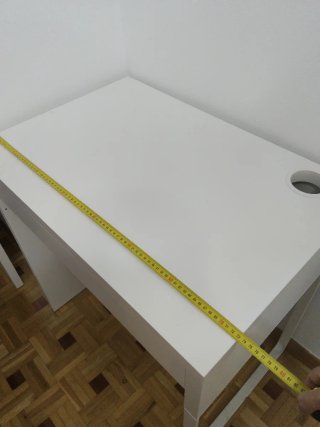 Escritorio blanco con cajón