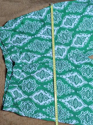 Pantalón verde estampado. Talla 46.