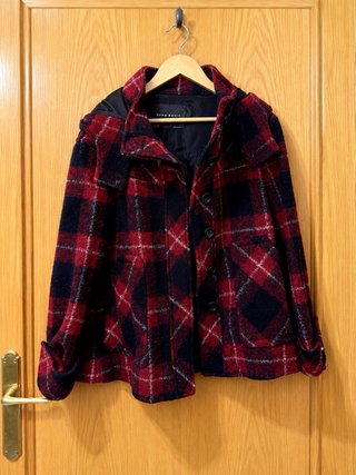 Abrigo Zara cuadros rojo y negro Talla L