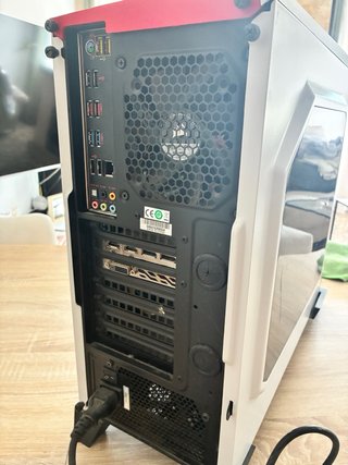 Ordenador y Monitor Blanco/Rojo