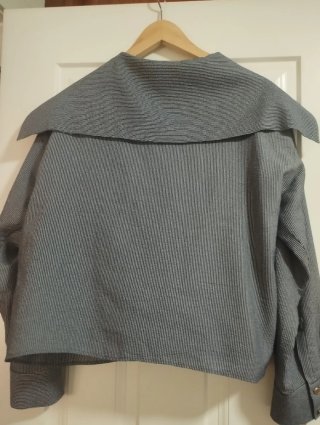 Camisa de rayas azul y blanca