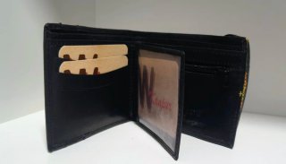 Cartera juvenil negra con llamas