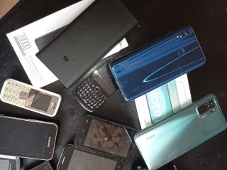 Lote de móviles y cargador portátil