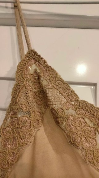 Vestido asimétrico dorado con encaje