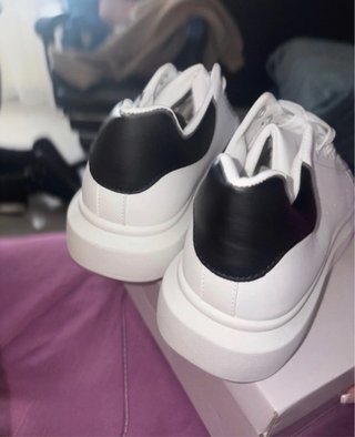 Scarpe bianche e nere