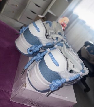 Scarpe sneakers blu e bianche