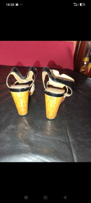 Sandalias de cuña beige y negras