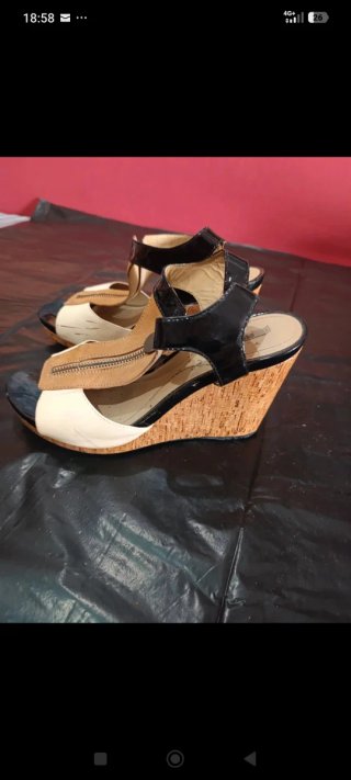 Sandalias de cuña beige y negras