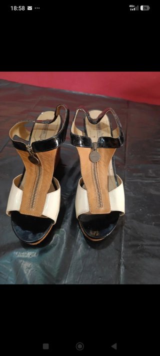 Sandalias de cuña beige y negras