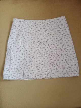 Falda corta floral blanca y rosa