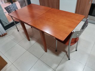 Mesa extensible y 2 sillas